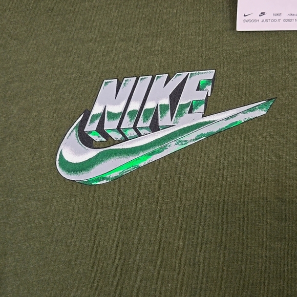 *NWT* THE NIKE TEE Green Short Sleeve Tee w/Front Logo Athletic Athleisure, M - Picture 2 of 6